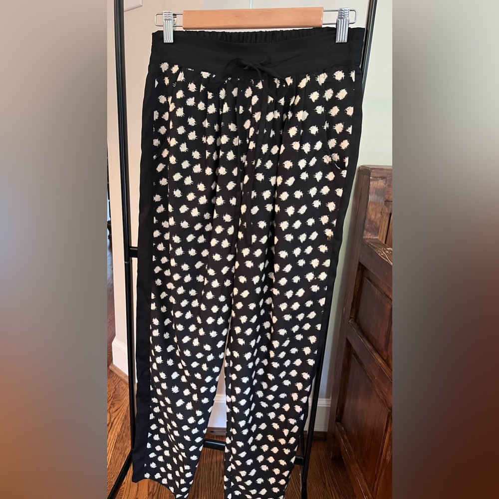 Women’s tie waist polyester pants.